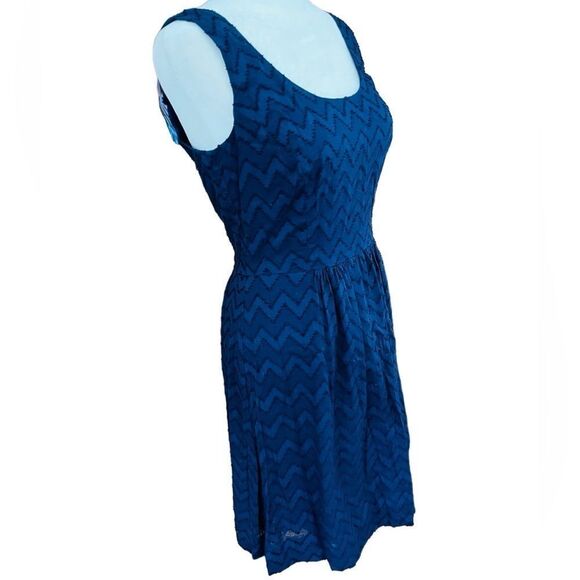 Vineyard Vines navy blue lined cotton embroidered zig zag pattern dress size 0. - Picture 7 of 8